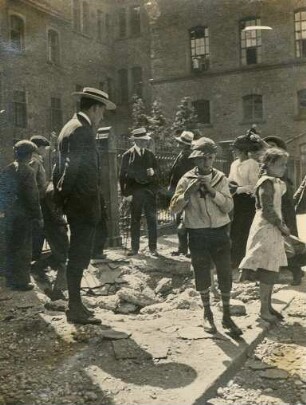 Erster Weltkrieg - Kriegsszenen aus Karlsruhe, Frankreich und Indien. Bombeneinschlag
