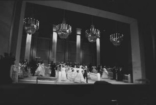 Szenenbilder aus "Eugen Onegin", Oper von Peter Tschaikowski. Deutsche Staatsoper Berlin, Generalprobe (?) 26.02.1975 (Premiere 27.02.1975)