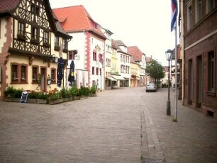Stadtbild - Hauptstraße vom Obertor zum Marktplatz mit meist giebelständigen Häusern in Übersicht