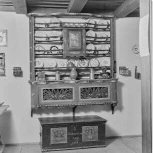 Möbel-Museum : Bautzen. Stadtmuseum. Tellerschrank oder Tellerbrett mit Lausitzer Keramik und einer Truhe