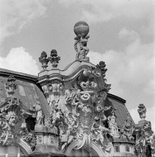 Dresden-Altstadt. Zwinger (1709-1728; M. D. Pöppelmann, B. Permoser). Wallpavillon, Teilansicht mit Herkulesfigur