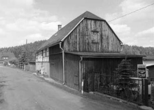 Klingenthal-Zwota, Kottenheider Straße 14. Wohnhaus mit Laden (ehemaliger Gasthof; 1813). Straßenansicht angebautem Schuppen