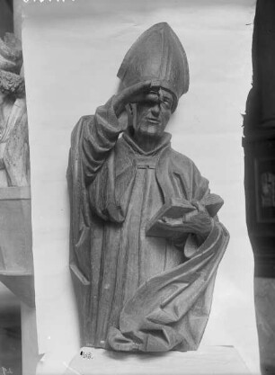 Der heilige Bischof Arsacius setzt sich einen Zwicker auf
