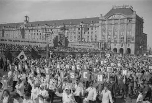 Dresden. Demonstration zum 1. Mai entlang der Ernst-Thälmann-Straße, Tribüne auf dem Altmarkt