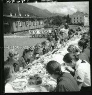 Arbeitsmaiden des Reichsarbeitsdienstes beim Mittagessen im Freien in Kärnten