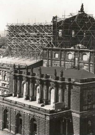 Dresden. Staatsoper (Semperoper). Arbeiten zur Sicherung der Ruine vom Dach des Zwingers (Sempergalerie) aus gesehen. Die Oper wurde während des Bombenangriffs auf Dresden am 13. Februar 1945 zerstört