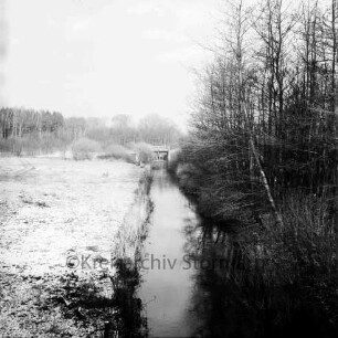 Ehlersberg: Alster: rechts Sträucher und Bäume: links Wiesen: hinten Mitte Tangstedter Schleuse [auch: Heidkruger oder Ehlersberger Schleuse]: dahinter Wald: Winter