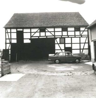 Colditz-Möseln, Hohnbacher Weg 10. Dreiseithof (M. 19. Jh.). Scheune. Hoffront
