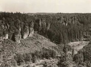 Sächsische Schweiz. Blick von der Johanniswacht bei Schweizermühle über das Bielatal auf die Feldflur von Rosenthal