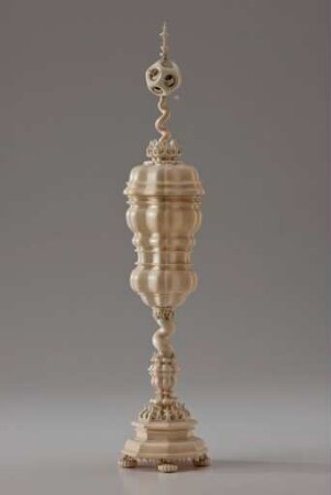 Reich gegliederter Deckelpokal aus Elfenbein