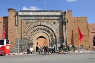 Stadtmauertor : Am reich verzierten Stadtmauertor Bab Agnaou in Marrakesch hält eine Pferdekutsche, aufgenommen am 04.11.2008