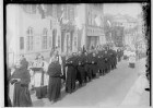 Fidelisfest in Sigmaringen 1934; Prozession in der Antonstraße, im Vordergrund Geistliche mit Fidelisreliquie; am linken Bildrand Cafe Stumpp, im Hintergrund Prinzenpalais