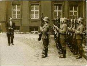 Adolf Hitler mit Ehrenkompanie nach einem Empfang für Diplomaten