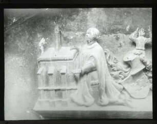 Stadtkirche, Nordportal, Gründungsrelief