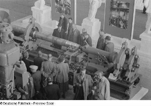 Besucher an einem Ausstellungsobjekt in der Messehalle X der Technischen Messe