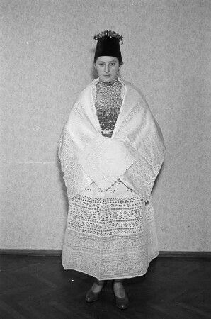 Braut in Hoyerswerdaer Tracht : Njewjesta we Wojerowskej drasće : Bautzen / Budyšin