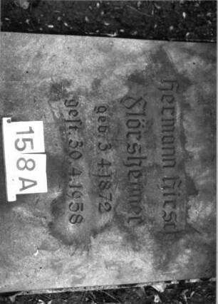 Grabstein 158 (Index: 100091486) Material: Granit Zustand: gut Maße HxBxT: 200x80x40 cm Beschreibung: Grabplatte auf erhöhter Grabeinfassung Symbolik: Davidstern: Grabstein 158A