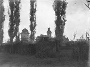 Schloss : Unbekannter Ort. Blick auf ein Schloss