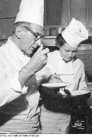 Handelsorganisation (HO)Handel - Gastronomie, u.a.: Ilafot, Fotoindustrieladen am Altmarkt, ausländischer Kunde - Markthalle, Gemüse - HO-Warenhaus (Howa), neue Abteilung - Kühlhaus, französisches Fleisch - großer Fisch - Modell Howa-Kaufhalle - Milchgeschäft Striesen, "Objektleiterin" - Automatengeschäft - Köche - Modehaus Chic, "Aussprache" - Milchbar - Restaurant Pikant - Erläuterungstafeln, 1962