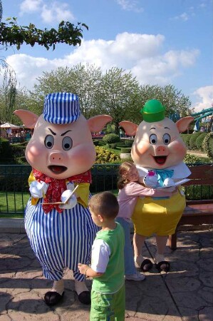 Kinder lassen sich Autogramme von Disney-Figuren geben