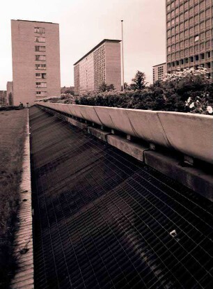 Hamburg: Hochhausring, Hochhäuser, Vordergrund Garagenlüftung mit Blumen