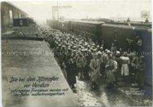 Bei Verdun gefangen genommene Franzosen am Bahnhof