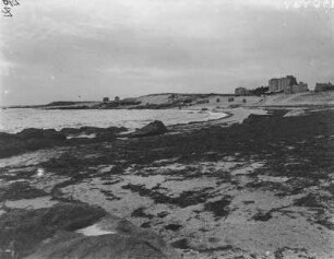 Am Strand : Blick entlang des von Algen gesäumten Strandes nach Pointe de Mousterlin.