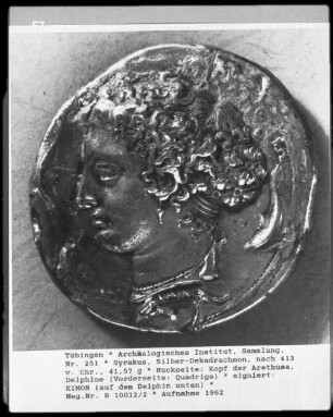 Silber-Dekadrachmon, 41,57, Rückseite: Kopf der Arethusa, Delphine (Vorderseite: Quadriga), signiert: KIMON (auf dem Delphin unten)