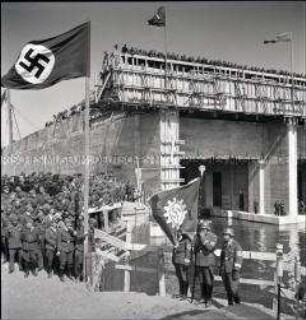 Richtfest des Großbunkers für deutsche U-Boote im Hafen von Saint-Nazaire an der französischen Atlantikküste