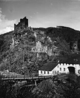 Manderscheid-Niedermanderscheid. Niederburg (Ersterwähnung 1201, Ausbau 1427-1428, Zerstörung 1618, Wiederherstellung ab 1899). Ansicht von Süd-Westen