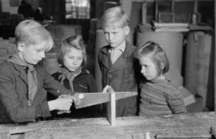 Reportage über Schüler und Lehrer der Schule am Spittelmarkt : Schüler während des Werk-Unterrichts