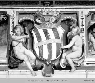 Friesfolge mit spielenden Kindern : Zwei Knaben mit dem Wappen der Familie Corsini (und der großherzöglichen Krone der Medici)