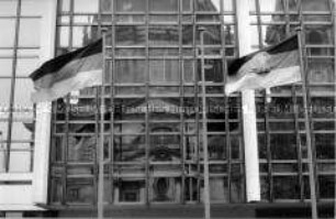 Deutsch-Deutscher Flaggenschmuck am Palast der Republik