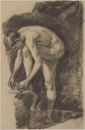 Stehender, gebeugter Knabe mit hochgestelltem linken Bein