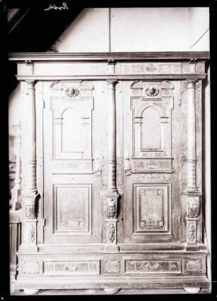 Pfarrkirche St. Georg; Schrank in der Sakristei