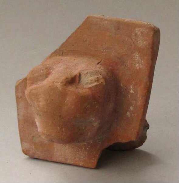 Figurine en argile (fragment de récipient)