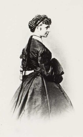 Porträt Henriette Wolff (1845-1902; Schauspielerin). Albuminabzug auf Karton (Carte-de-visite mit Atelieraufdruck verso)