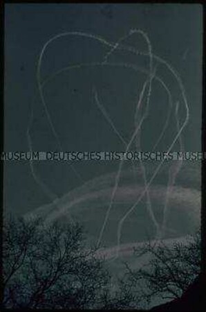 Kondensstreifen am Himmel