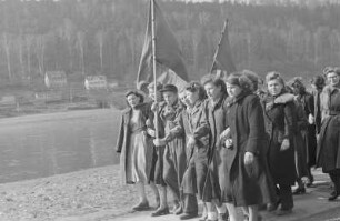 Mitglieder der FDJ während einer Osterfahrt nach Bad Schandau : Wandergruppe am Ufer der Elbe