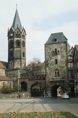 Eisenach. Nikolaitor. Feldseite, Ansicht mit Nikolaikirche