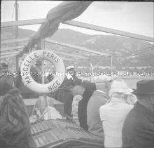 Passagiere an Deck eines Segelschiffs, Rettungsring mit der Aufschrift "Marcelle-Paris-Nice", Nizza