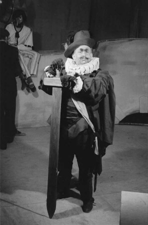 Szenenbilder aus dem Stück "Crispin und der tugendhafte Glücksritter" von Jacinto Benavente im Theater am Schiffbauerdamm Berlin