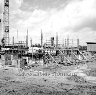 Wasserversorgung: Grundwasserwerk der Hamburger Wasserwerke: Rümeland: Neubau: Grundmauern und Gerüste: links Kran: hinten rechts Altbau