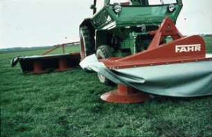 Fotografie: Futtererntetechnik, Trommelmähwerk, Frontanbau, Heckanbau, Systemtraktor