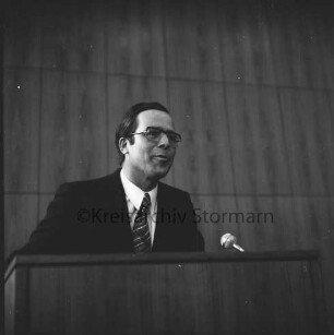 Becker-Birck, Hans-Henning: Wahl: Kreistagssitzungssaal: Vorstellungsrede am Rednerpult: 30. Mai 1975