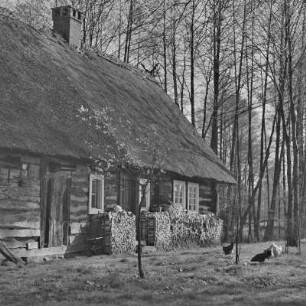 Strohgedecktes Blockhaus in Burg-Kauper. : Ze słomu skryte kładźity twar w Kupaŕskich Bórkowach.