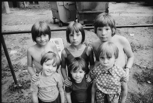 Sechs Kinder