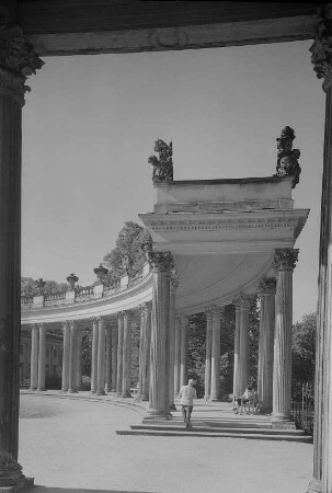 Potsdam. Schloss Sanssouci, Blick durch die westliche Kolonnade