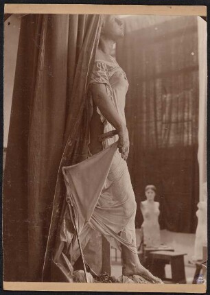 Schreitende Muse : Schreitende Muse, überlebensgroß (für Treppenhaus der Leipziger Sammlung) 1898, Gipsmodell, bekleidet, nicht ausgeführt. Fotografie einer Plastik Klingers (31 x 23,5 auf Pappe). Teilnachlass Klinger, Max (1857-1920) und Asenijeff, Elsa (1867-1941). Dresden: SLUB Mscr.Dresd.App.1353,D,II,f,3