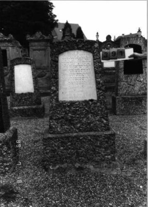 Grabstein 391 (Index: 99797410) Material: Granit, Marmorplatte Zustand: gut Maße HxBxT: 145x58x20 cm Beschreibung: rustiziert Stele, Sockel: Grabstein 391
